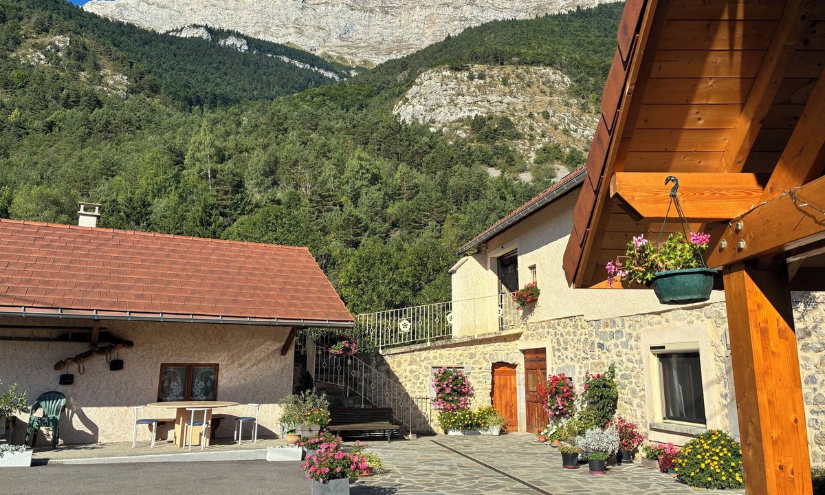 Le Glaizil Cottage | Spacious gîte, private courtyard, carport, hiking, climbing, skiing not far away.