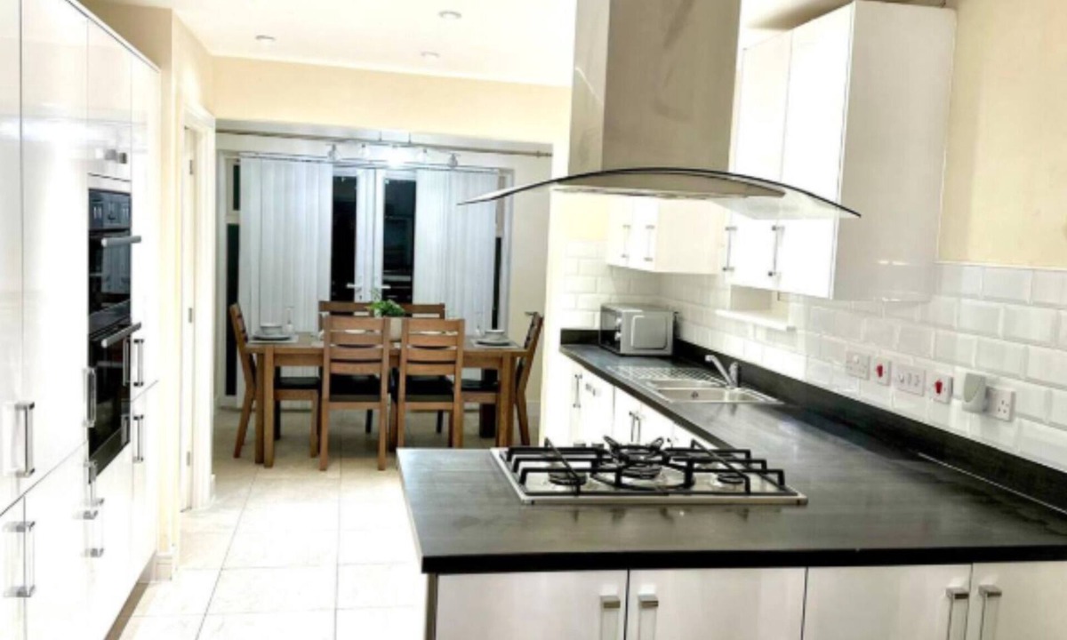 Earls Barton House | Spacious 4-Bedroom Home in Northampton w/Garden, and Parking
