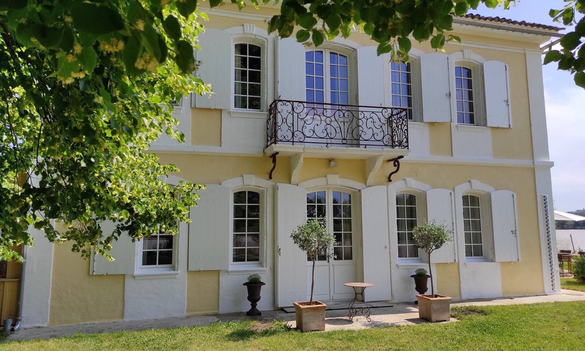 Tabanac House | Spacious gîte for 15 people with swimming pool and garden