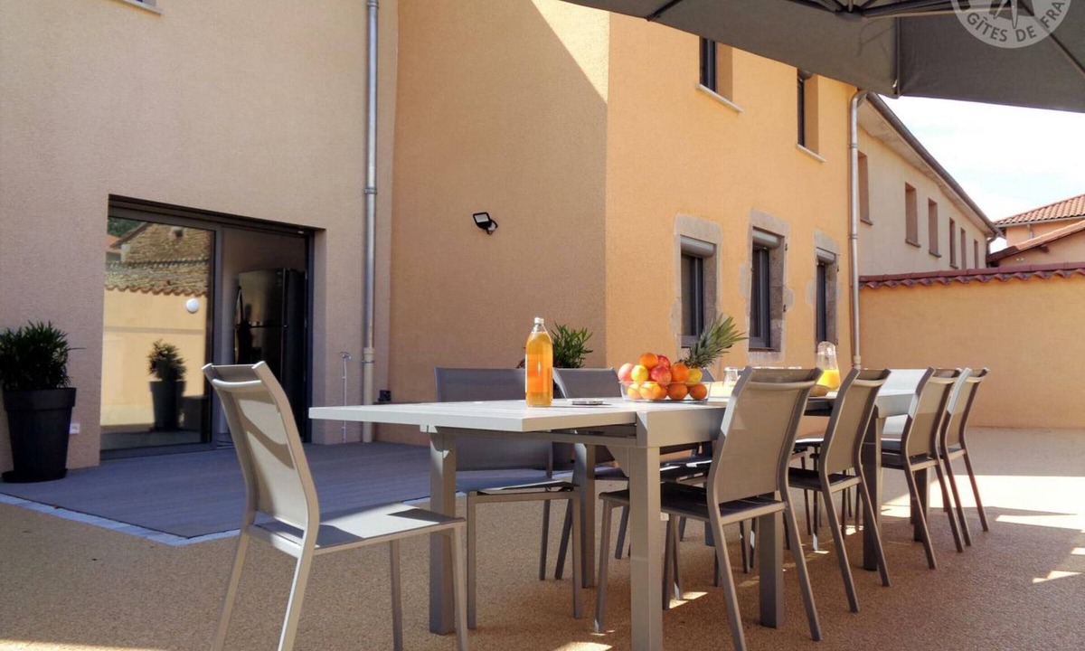 Montchal Cottage | Spacious gîte with jacuzzi and garden in Montchal
