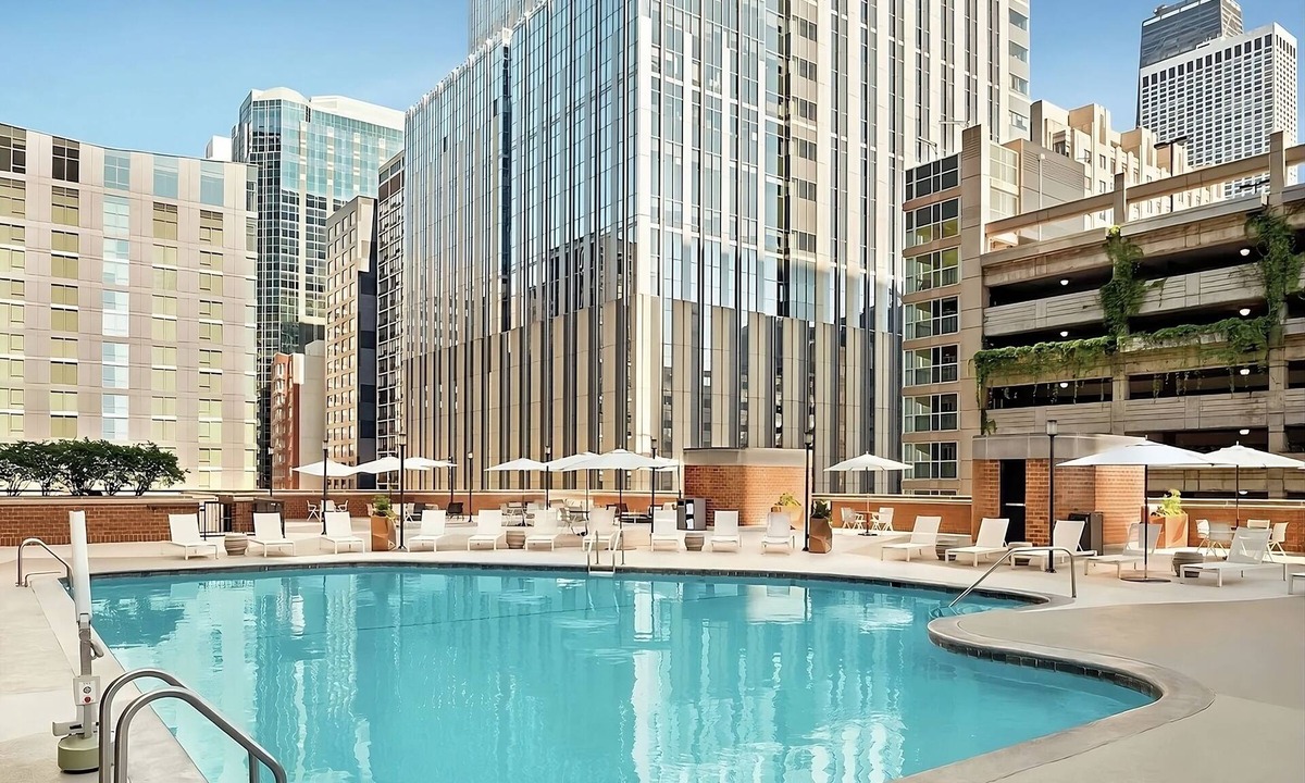 Streeterville Apartment | Spacious Good-Value Accommodation! Parking, Outdoor Pool, Near Field Museum