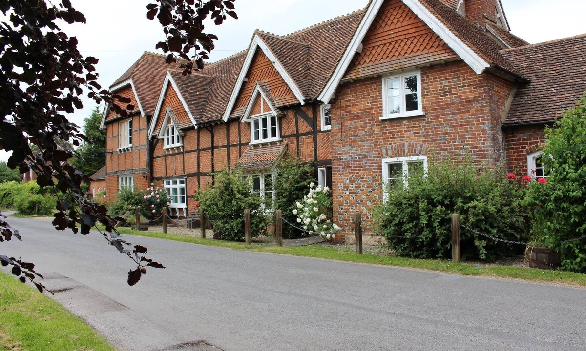 West Ilsley Apartment | Spacious Grade 2 Listed 2 bedroom apartment in South Oxfordshire village