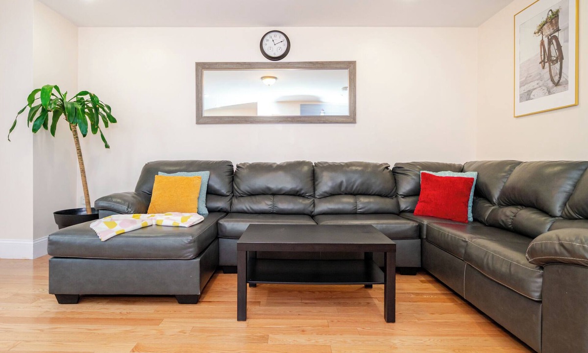 Quincy House | Spacious Greater Boston 3BR Townhouse Near I-93 Parking Pet-Friendly - 41