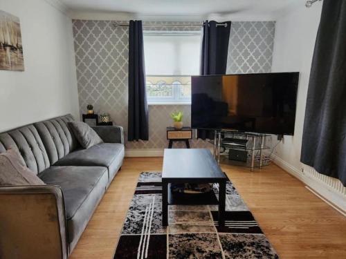 Hatfield Apartment | Spacious Ground floor 2 bedroom 2 Bathroom Flat in Hatfield near Hertfordshire University Private Car Park Sleeps 5-6