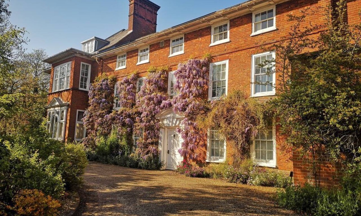 Loddon Apartment | Spacious ground floor apartment in a Norfolk (England) mansion.
