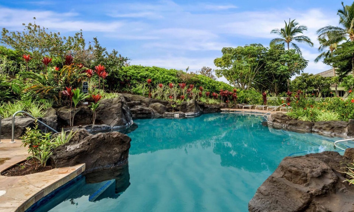 Waikoloa House | Spacious Ground Floor End Unit - Walk to Beach & Shopping - Vrkcv