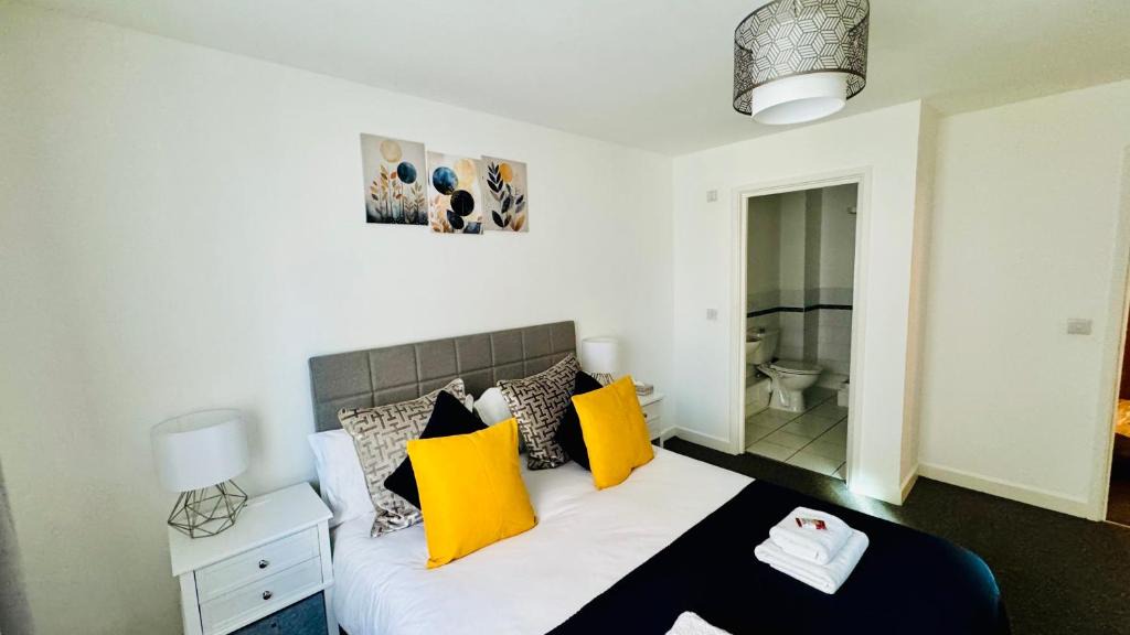 Portswood Apartment | Spacious Ground Floor 2-Bed Flat - Patio, Parking - By Habitats