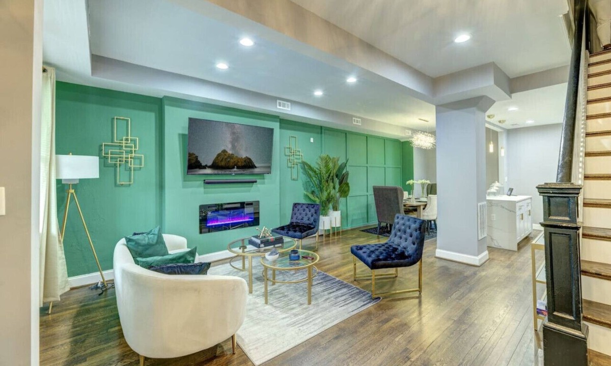 Fairlawn House | Spacious group retreat with two parking spots and room for everyone