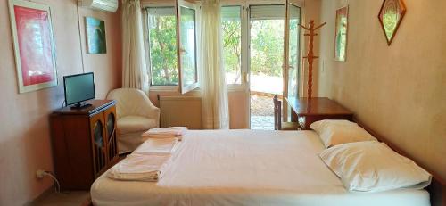 Chios Town Apartment | Spacious guesthouse with garden and seaview
