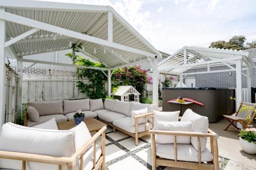 St Leonards House | Spacious Hamptons-style home with plunge pool