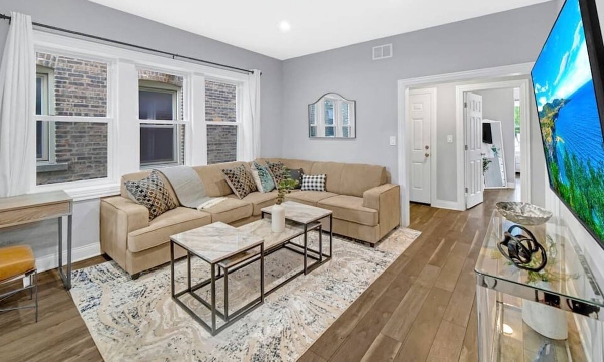 Forest Park Condo | Spacious Haven | 8-Min to Chicago | Sleeps 10