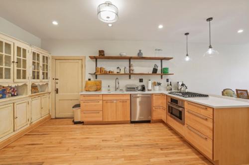 Italian Village House | Spacious Historic 8-Bedroom Manor in Short North - Perfect for Large Groups