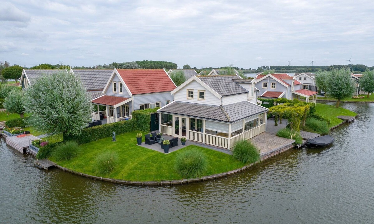 Bernisse House | Spacious holiday home with jetty