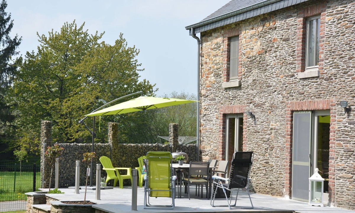 Champlon House | Spacious holiday home in Champlon with garden