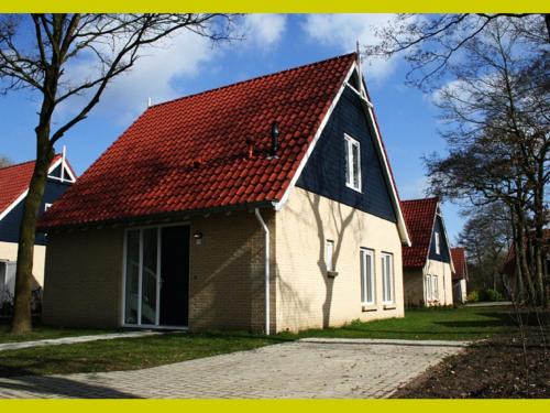 Westerbork House | Spacious holiday home with WiFi, 20 km from Assen