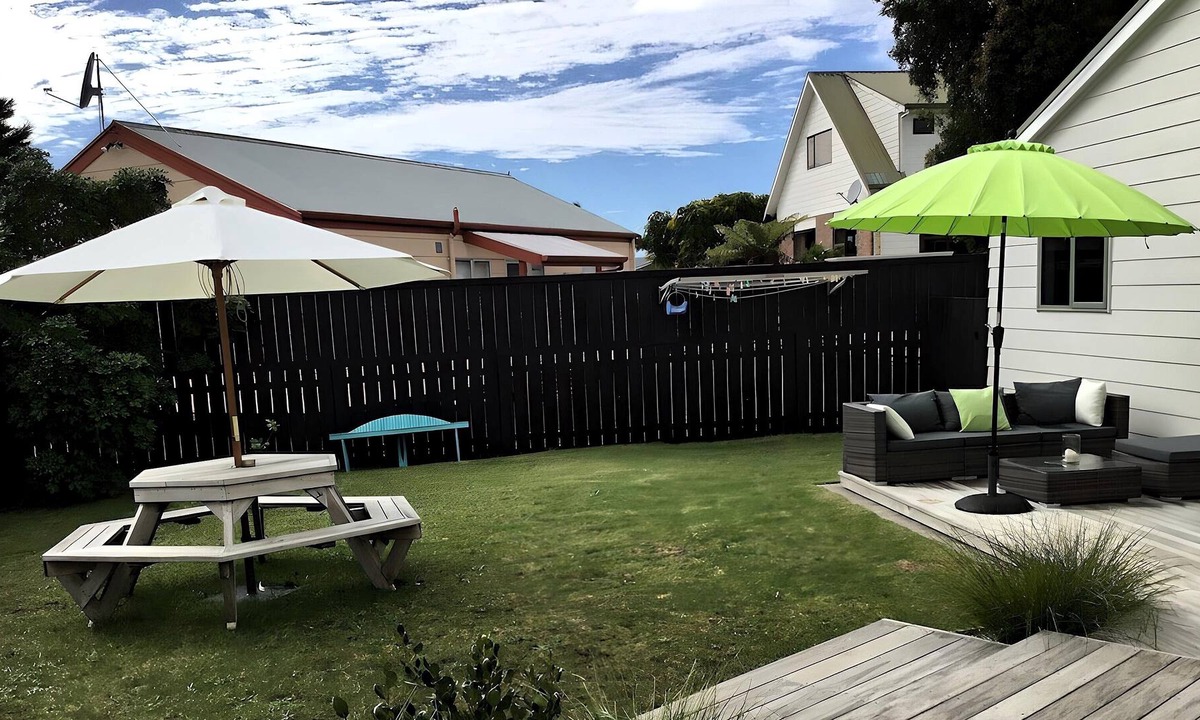 Whangamata Cottage | Spacious holiday sleep-out, great location!