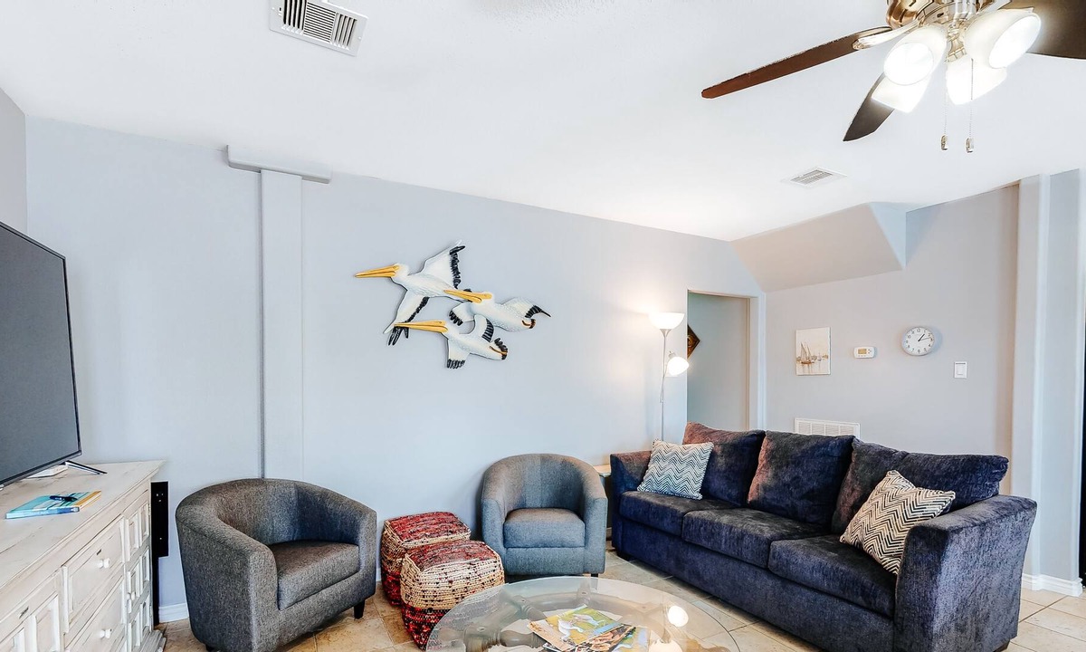 San Jacinto House | Spacious home 4 blocks from beach with 2 grills & kitchens, TVs in all bedrooms