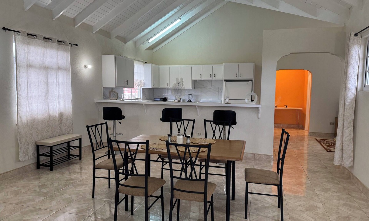 Work Hall House | Spacious home 5 minutes form Crane Beach and Resort