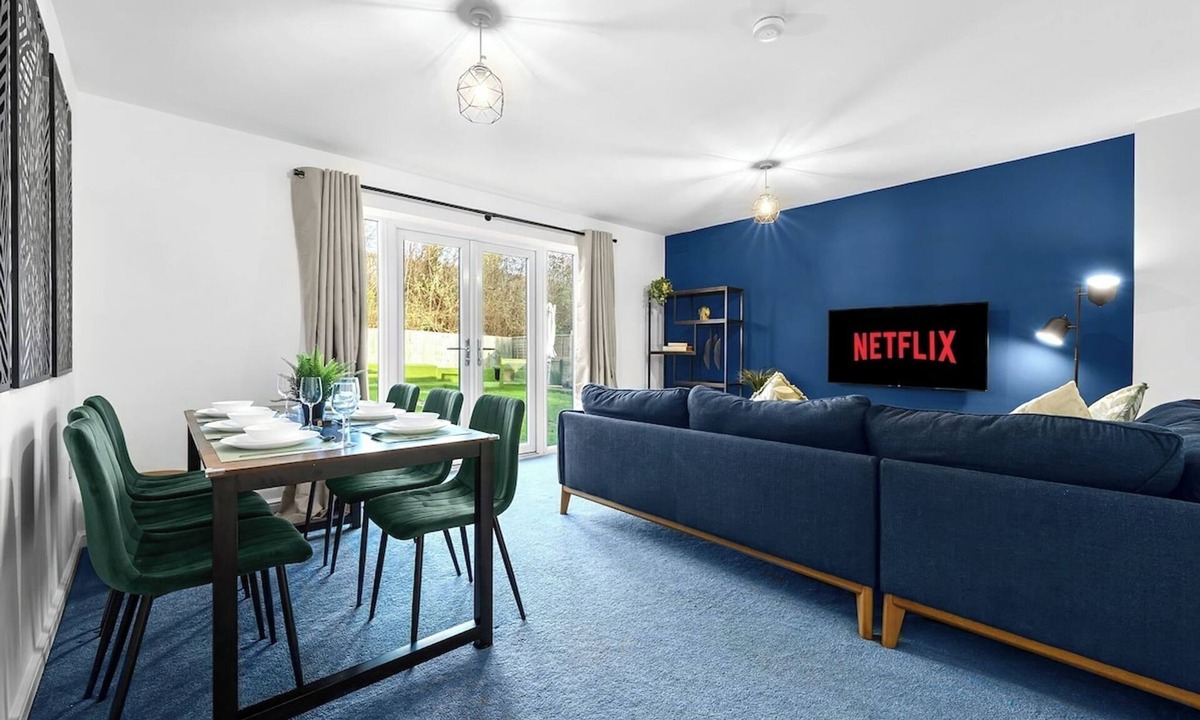 Smethwick House | Spacious Home, Contractors, Super King Beds, Free Parking, Fast Wi-Fi, Netflix