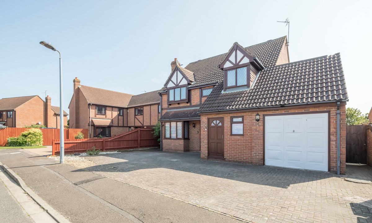 Peterborough House | Spacious Home for 10 - Garage & Family Ready