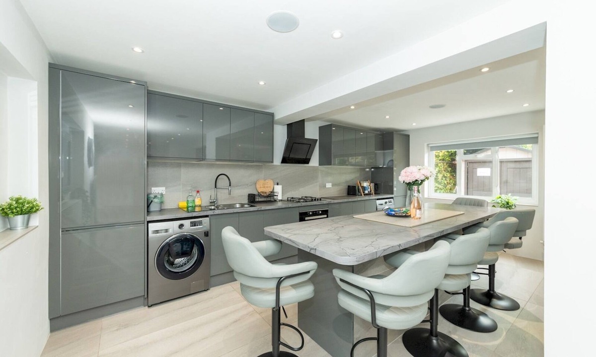 Tilehurst House | Spacious Home Heated Pool(April-Sep) in Tilehurst - Pass the Keys