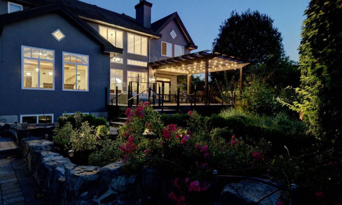 Surrey House | Spacious Home, sleeps 22, Pool, Hot Tub, Gym, Office, Theatre, Shuffle Board