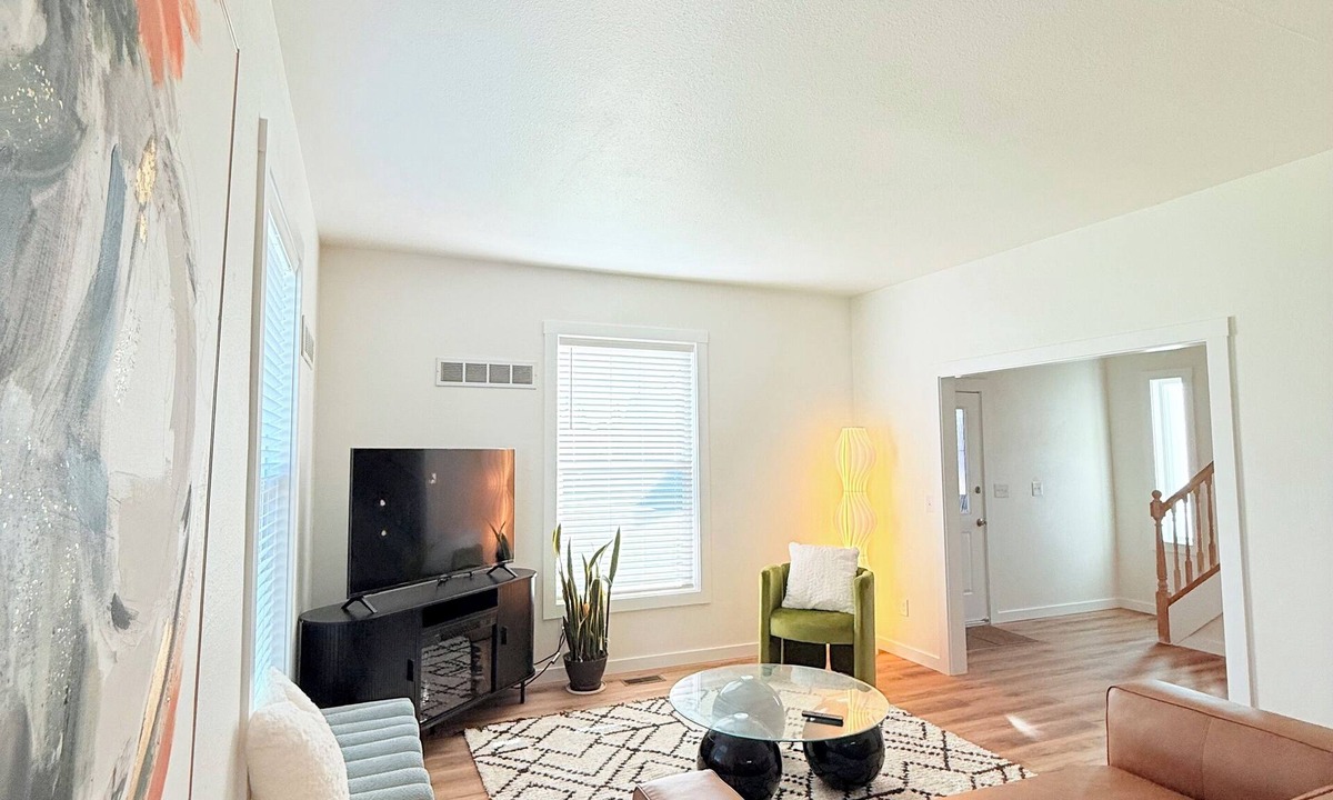 Eastside House | Spacious Home, Vaulted Ceilings, Ample Parking, Near Tacoma Dome/Downtown