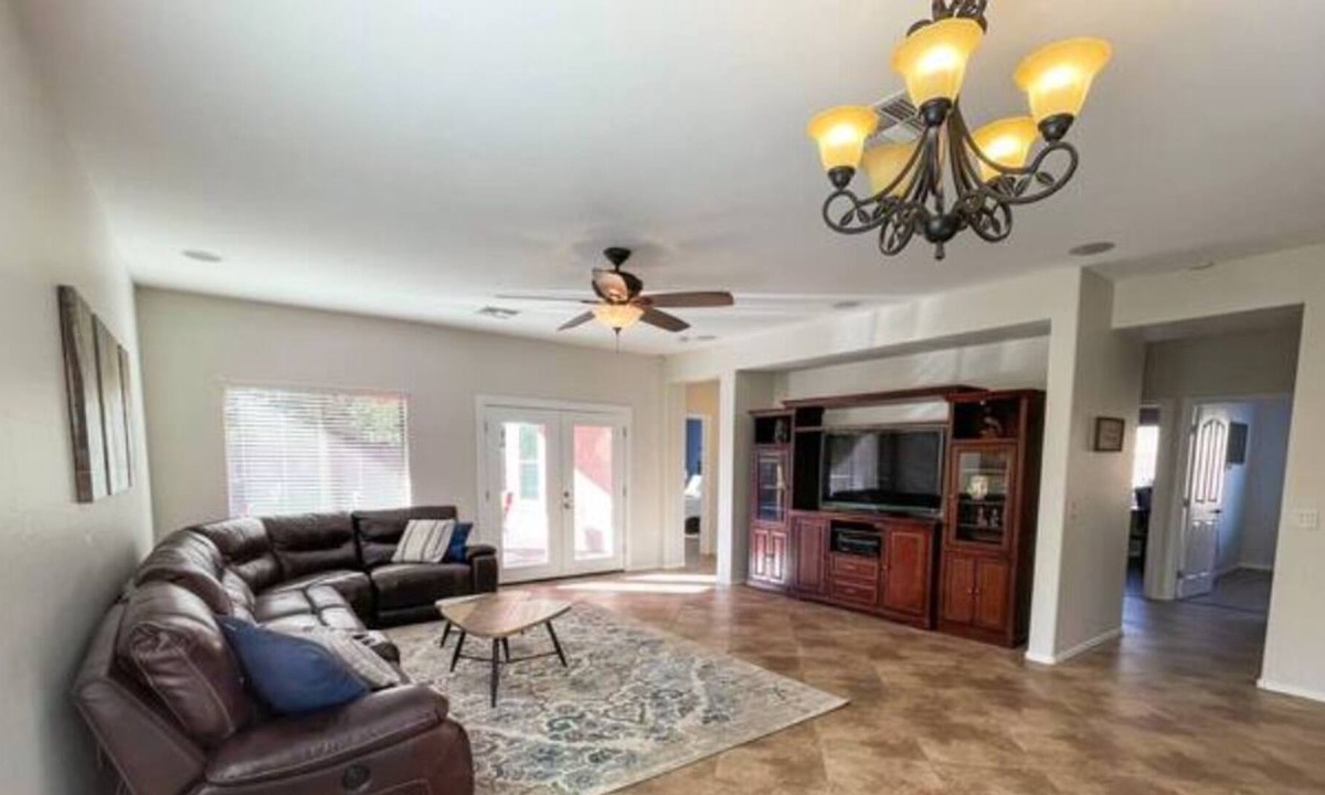 Crossriver House | Spacious home w/huge backyard. Pet friendly!