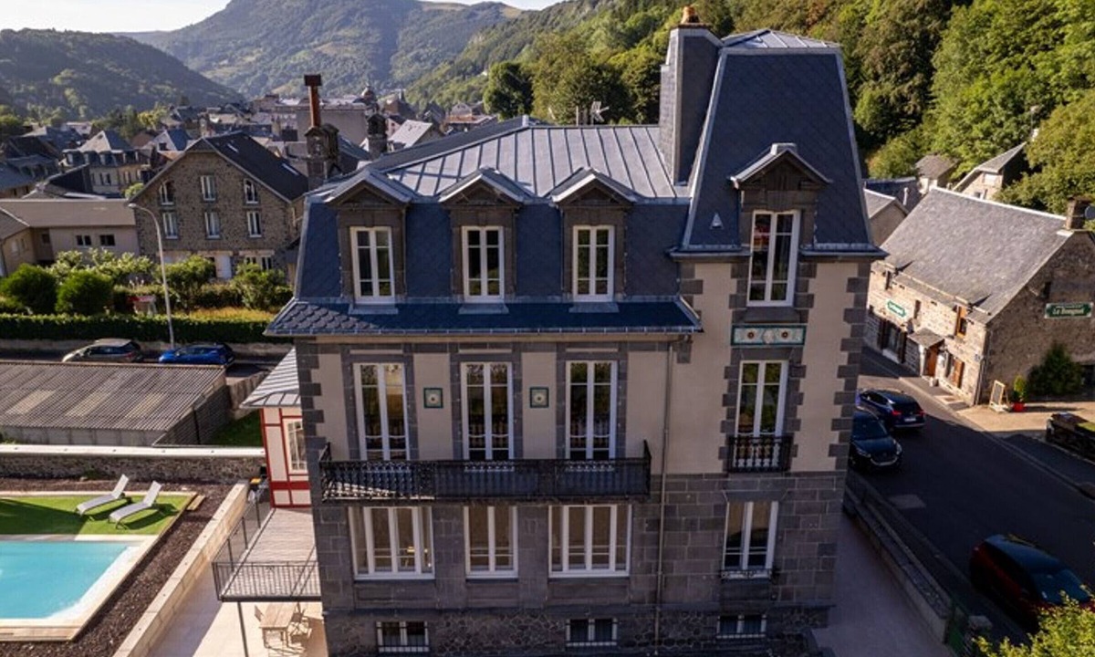 Mont-Dore House | Spacious home with covered pool and parking for 15 guests