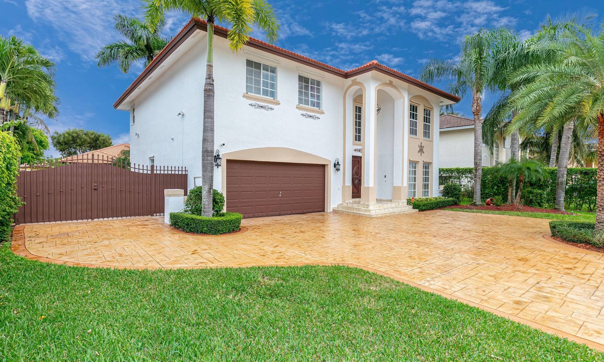 The Hammocks House | Spacious Home with NEW Luxury Pool and backyard!