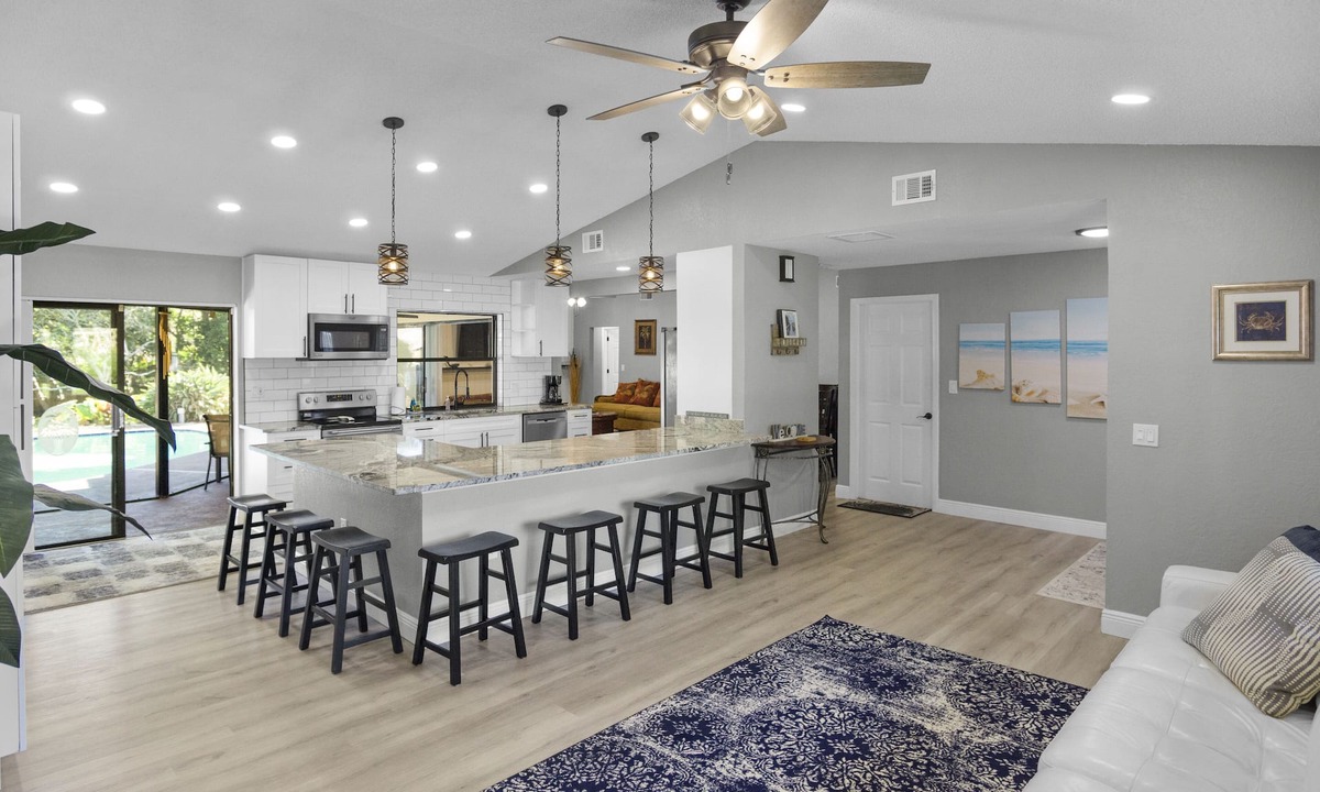 Seminole House | SPACIOUS home with private POOL 5 mins to beach! Walk to Publix!