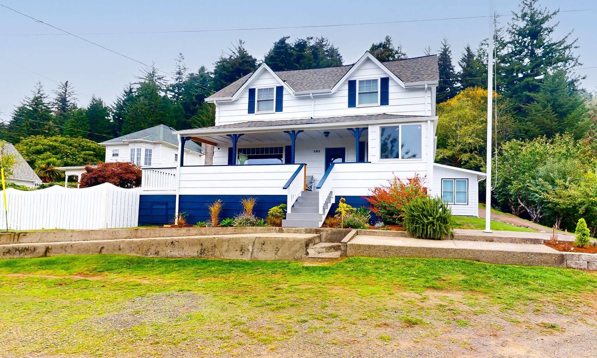 Gardiner House | Spacious home with river views, hot tub, covered porch, deck, grill, & W&D