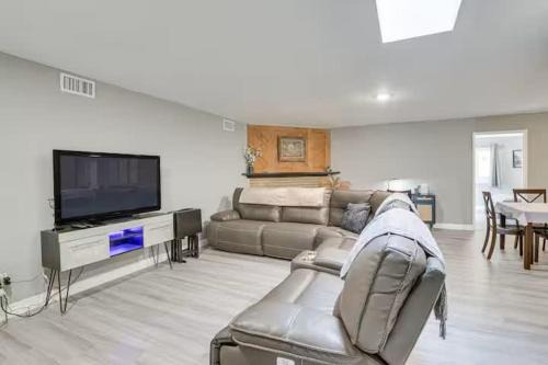 Spring Valley House | Spacious Home with Jacuzzi BBQ & Foosball