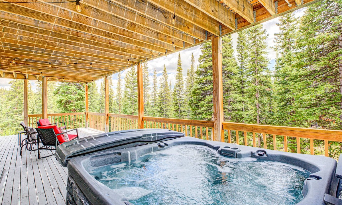 Valley of the Sun Cabin | Spacious Home with Wrap-Around Deck, Hot Tub, Fireplace - Elk Ridge