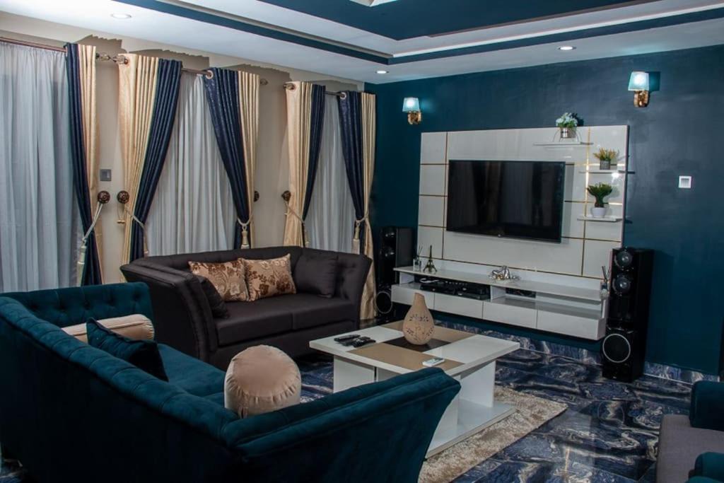 Lagos Apartment | Spacious & Homely 3BR Serviced Flat in Ogudu, Lagos - with less than 20min drive to/fro the International Airport