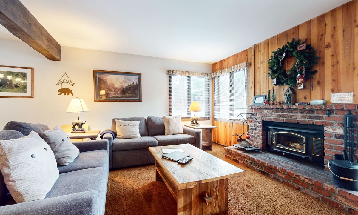 Mammoth Lakes Condo | Spacious Homey Mountain Condo. Pool & Tennis Court On-site. Near Restaurants