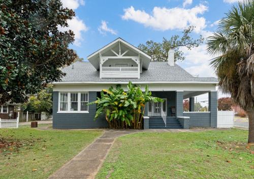 Crestline Heights Apartment | Spacious Homey Stay with Games, Gym, Near Downtown