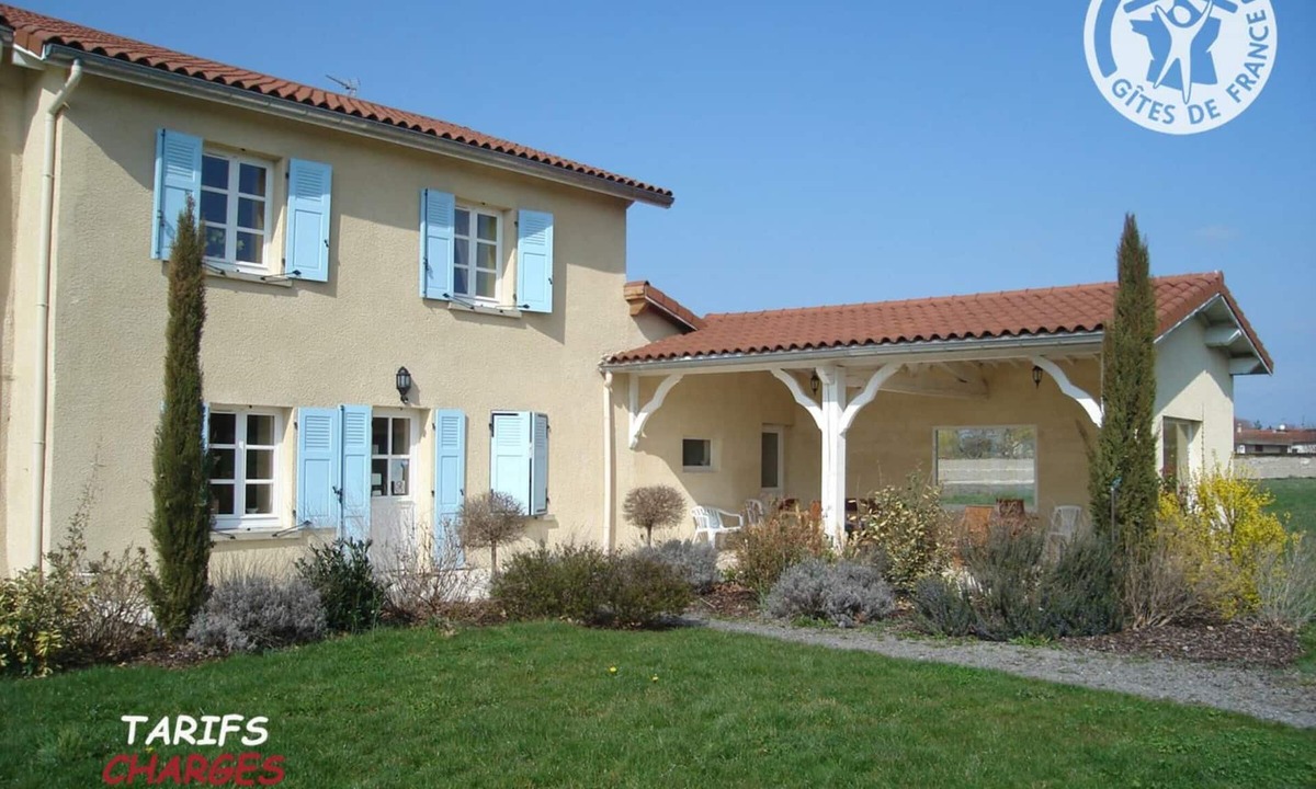 Chalain-le-Comtal Cottage | Spacious house with heated pool, 4 bedrooms in Chalain-le-Comtal
