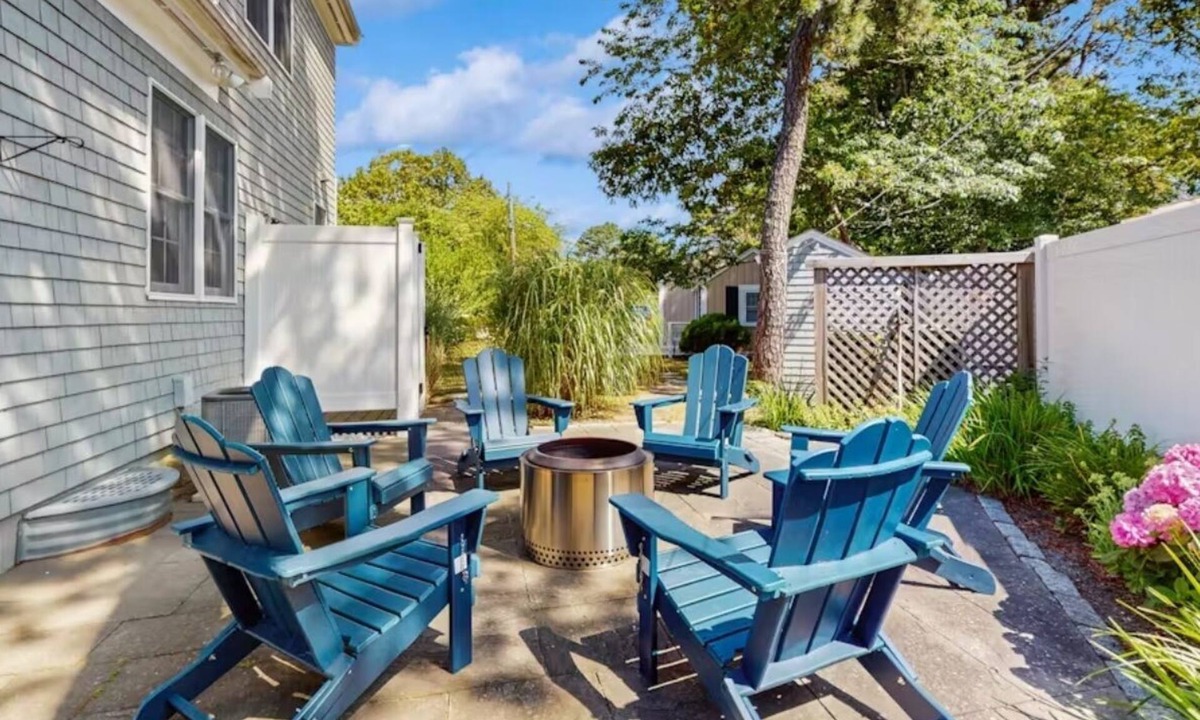 Dennis Port House | Spacious house 2 minute walk to Sea Street Beach & Pelham House