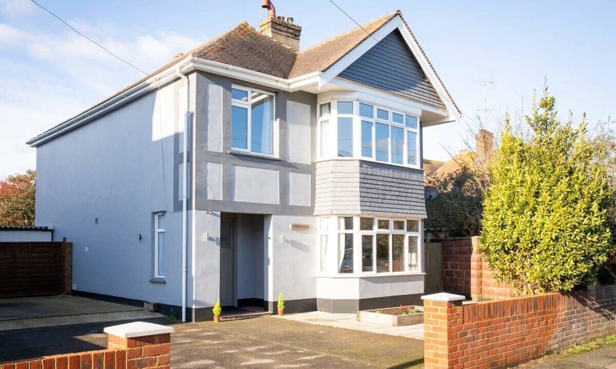 Bognor Regis House | Spacious House for 10 Near Town & Beach