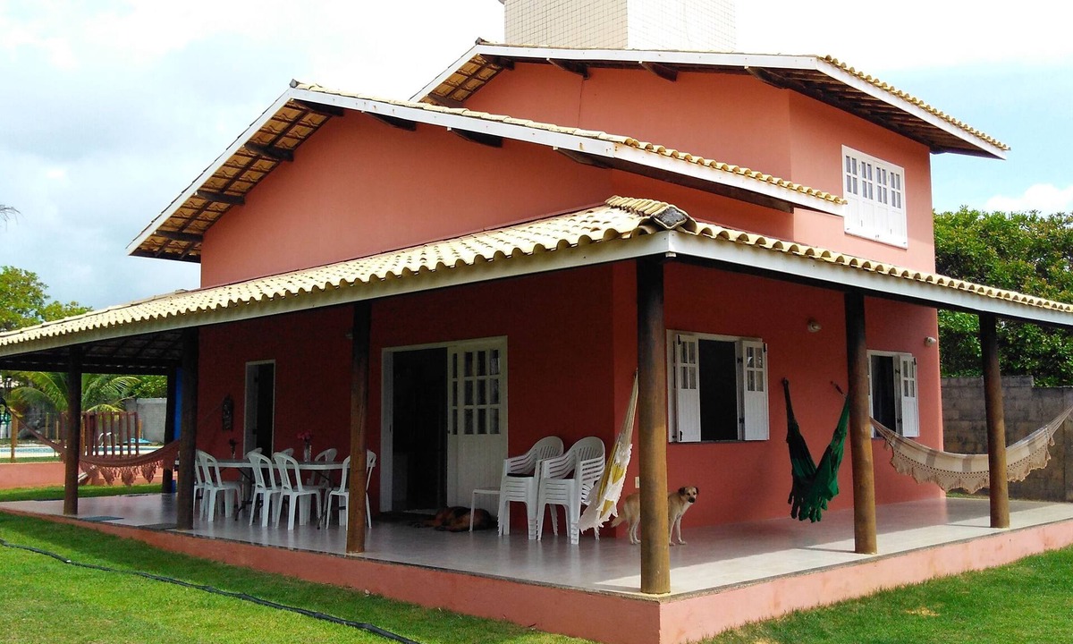 Guarajuba House | Spacious house inside a gated community in Itacimirim.