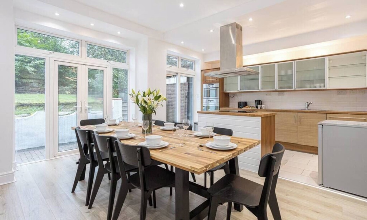 Manchester House | Spacious House, Private Parking 5+ Cars, Sleeps 10