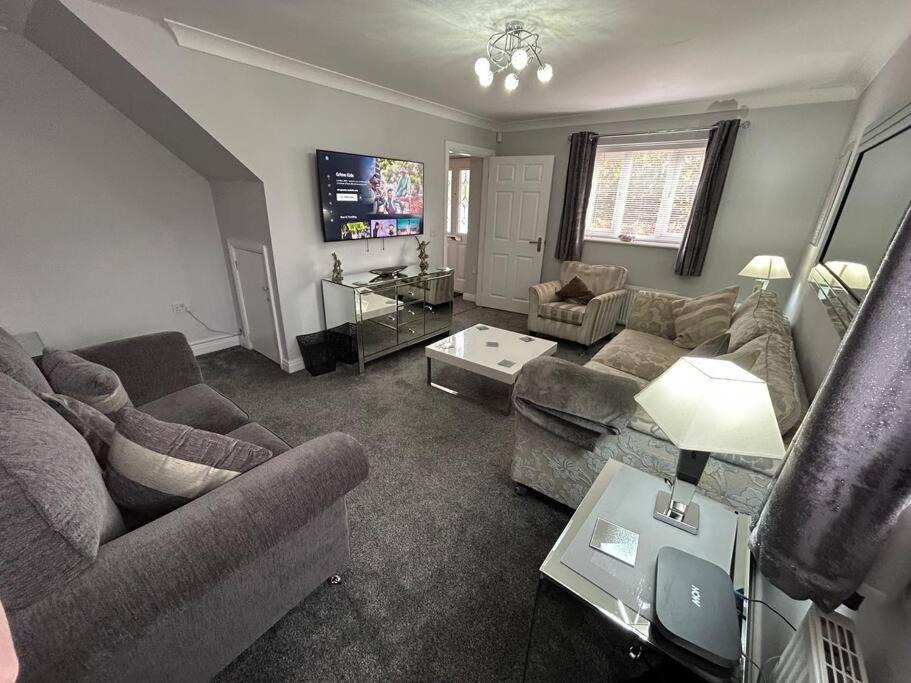 Crewe House | Spacious House To Accommodate 6