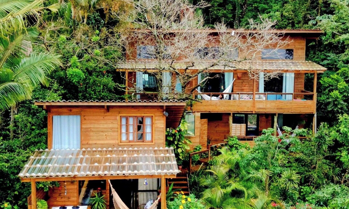 Pedrita House | Spacious house with ocean view in Florianópolis, sleeps up to 12 guests.