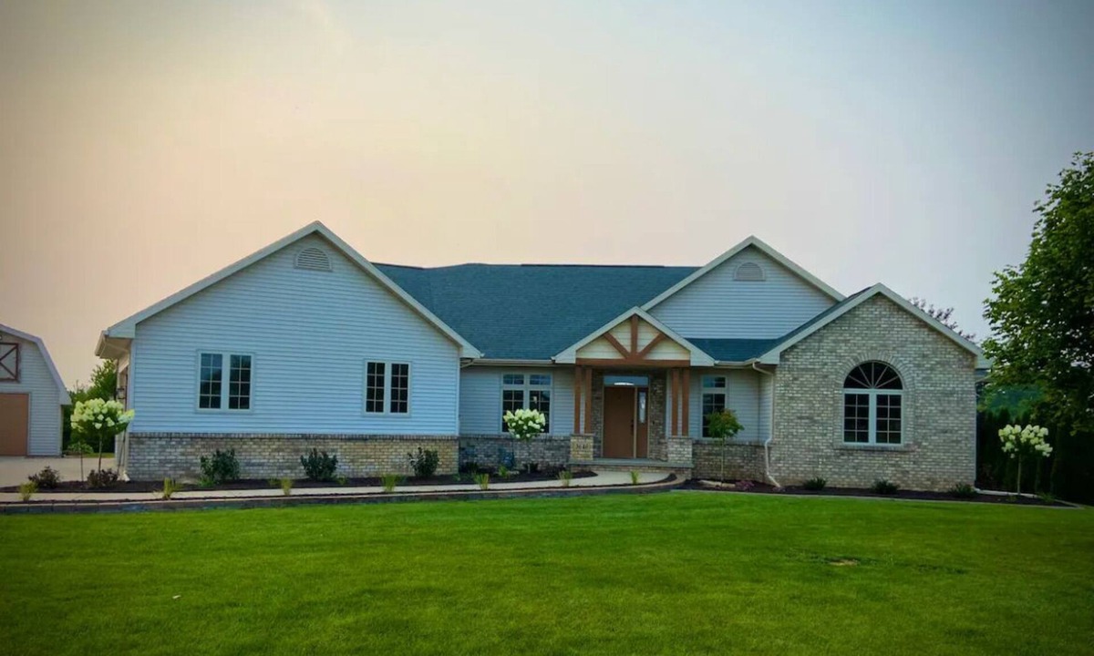 Neenah House | Spacious house with large yard in a peaceful neighborhood close to EAA grounds!