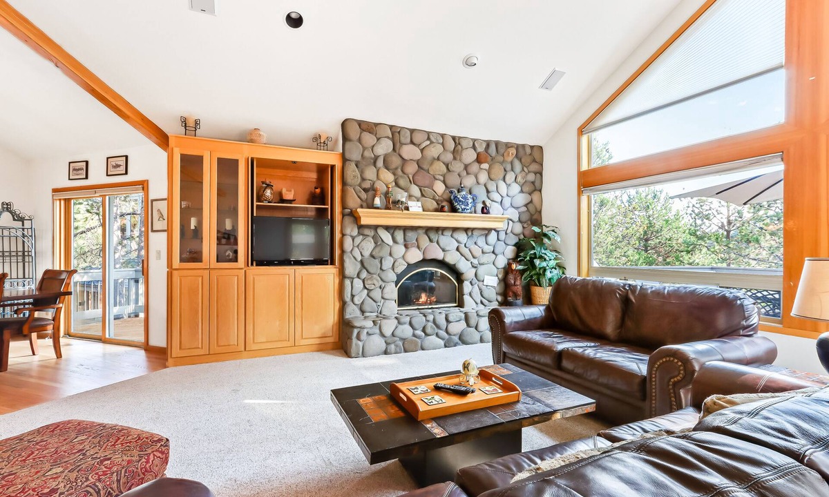 Sunriver House | Spacious House with Private Hot Tub, Golf Course Views & Furnished Outdoor Living