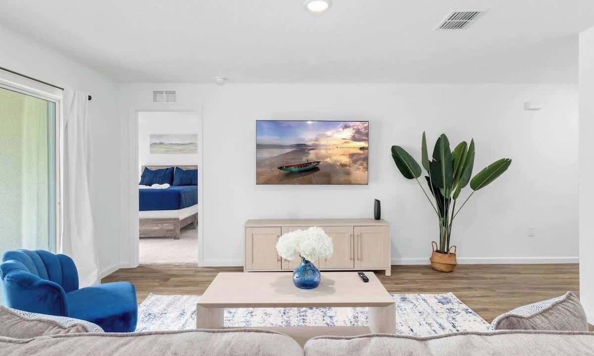 Spring Hill House | Spacious House with Garden | Ideal for Long Stays