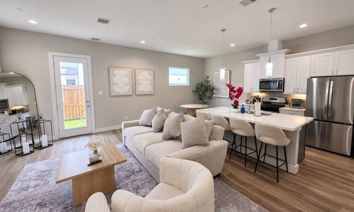 Northside House | Spacious Houston 3BR near MAJOR INTERNATIONAL SPORTING EVENT events downtown nightlife dining stadiums and IAH airport