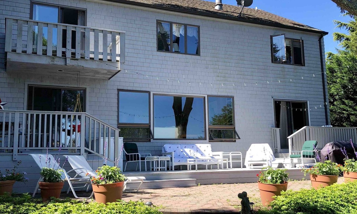 Noyack House | Spacious, immaculate 5 BR, 4 Bath Home w/Bay and Sunset Views, Family-friendly