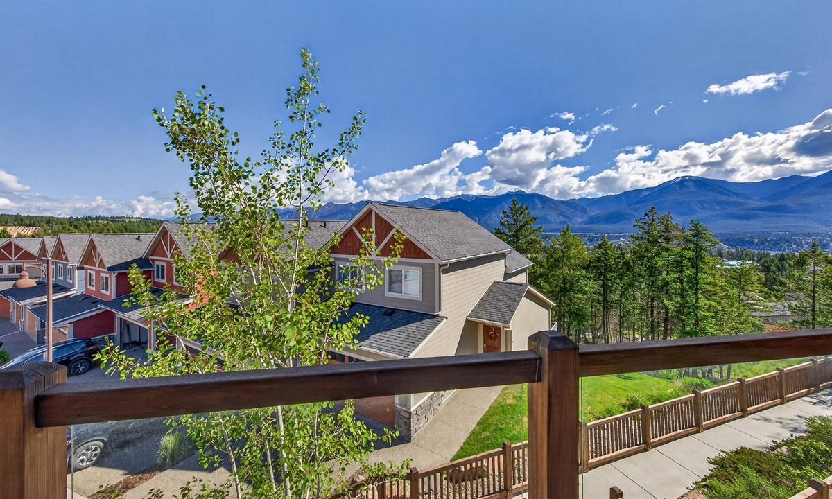 Invermere House | Spacious Invermere 3bd2.5ba Townhome Nestled in the Purcell Mountains!